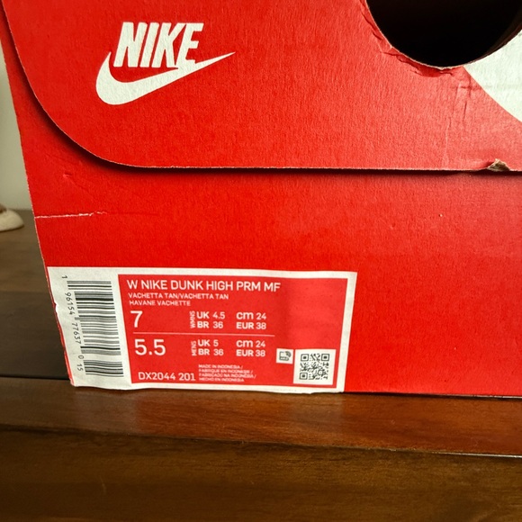 Nike High-Top Dunks - Picture 6 of 6